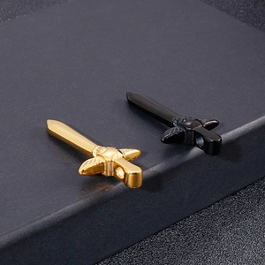 Pendentifs épée crâne hip hop en or et noir avec une texture métallique chic