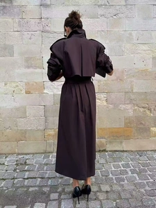 Vue arrière d'un trench-coat long marron foncé avec taille cintrée et tissu de qualité