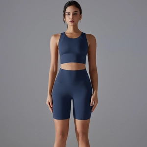 Dettaglio del reggiseno sportivo senza cuciture blu scuro e pantaloncini fitness a vita alta