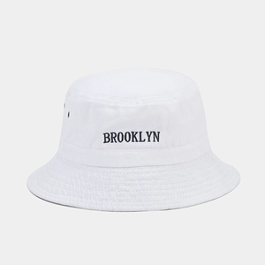 Détail de la broderie Brooklyn et des coutures sur le chapeau bob en coton blanc