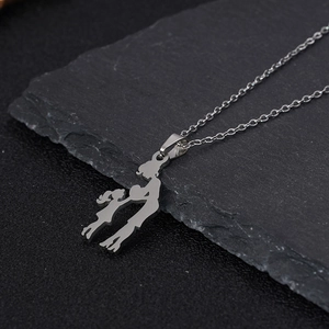 Collier avec pendentif silhouette mère et fille en acier inoxydable argenté