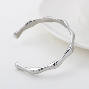 Détail de la texture bambou du bracelet jonc ouvert en acier inoxydable argenté