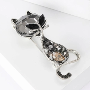 Macro shot of retro silver cat brooch featuring multi-faceted rhinestones and detailed gems