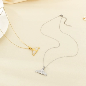 Collier minimaliste avec pendentif queue de poisson en or et argent et incrustation