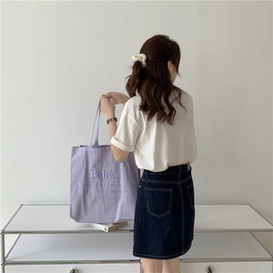 Lavendel-Canvas-Tragetasche mit Bebe-Stickerei am Modell zur Größendarstellung