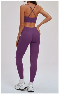 Detail van paarse geborstelde yoga-bh met gekruiste rug en legging met hoge tailleband