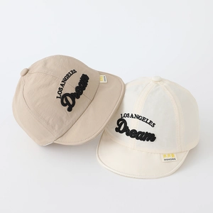 Vue détaillée de casquettes bébé kaki et crème avec broderie Dream 3D et visière souple