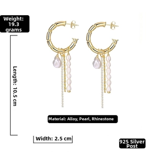Détail de créoles dorées vintage avec perles et strass montrant les dimensions de 10,5 cm