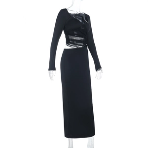 Détail de la taille en maille ajourée sur robe noire deux pièces à manches longues