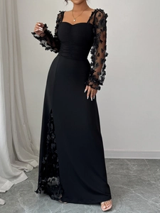 Robe noire élégante à manches longues avec maille florale et détail de fente latérale