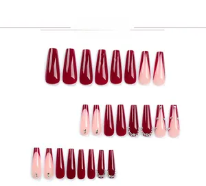 Détails de faux ongles trapèze longs bordeaux et roses avec strass et bordure french