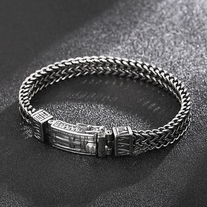 Détail du bracelet chaîne en acier vintage avec fermoir rectangulaire gravé pour homme