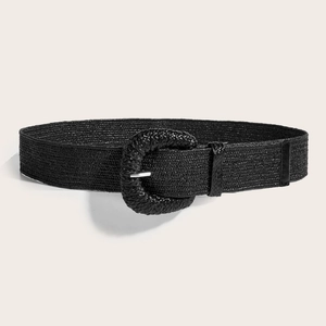 Ceinture tressée noire en paille PP pour femme avec boucle ronde sur fond clair