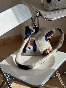 Détail du sac bandoulière en peluche douce avec motifs de chiens mignons au soleil