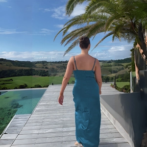 Détail du dos d'une robe nuisette en satin bleu avec dos nu et coupe ajustée élégante