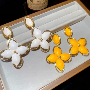Grandes boucles d'oreilles trèfle à quatre feuilles en émail blanc et jaune et plaqué or