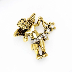 Macro-opname van vintage gouden engelbroche met fonkelende kristallen strass-accenten