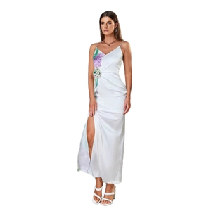 Robe longue en satin blanc avec imprimé floral et fente latérale pour vacances à la plage