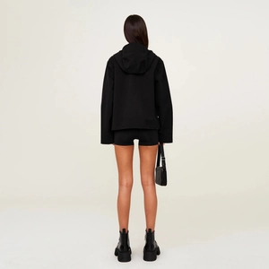 Minimalistische schwarze winddichte Kapuzenjacke im lockeren Oversize-Schnitt mit Kapuze