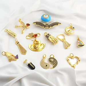 Vue macro détaillée de divers pendentifs plaqués or 18 carats avec oxydes de zirconium