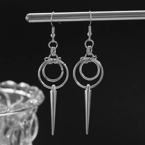 Boucles d'oreilles gothiques avec cœur ajouré, chaînes et pointes rivets en métal argenté