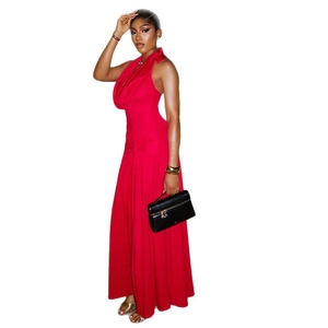 Elegantes rotes Maxikleid mit Neckholder-Ausschnitt, rückenfrei und hohem Beinschlitz