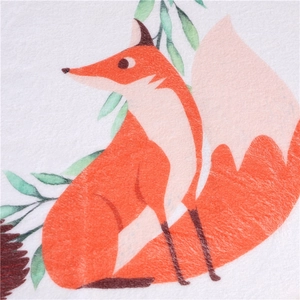 Detailaufnahme der weichen Babydecke aus Flanell mit niedlichem Fuchs und Samttextur