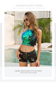 Outdoor-Pool-Shooting zeigt High-Waist Camouflage Denim-Shorts mit Details am ausgefransten Saum