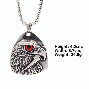 Pendentif tête d'aigle avec œil rouge et finition vintage, hauteur 4.2cm et largeur 3.7cm