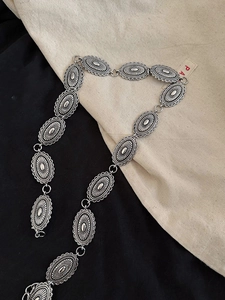 Detailansicht der Retro-Silber-Metallblatt-Glieder einer minimalistischen Taillenkette
