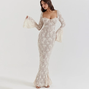 Robe longue sexy en dentelle beige avec manches évasées et encolure carrée élégante