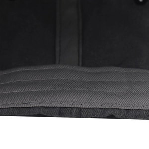 Dettaglio macro delle cuciture della fascia e del tessuto in twill interno del cappello