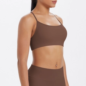 Détail de la brassière de sport chocolat à dos croisé et du legging sans couture taille haute