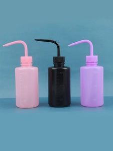 Trois flacons de lavage 250ml rose, noir et violet avec échelle graduée et bec recourbé