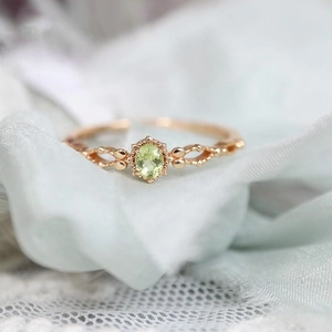 Anello vintage placcato oro con olivina verde ovale e zirconi traforati per donna