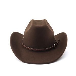 Détail d'un chapeau de cowboy en feutre marron avec ruban en cuir tressé et boucle