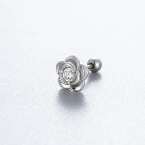 Clou d'oreille fleur en argent avec zircon clair et fermoir à vis sécurisé