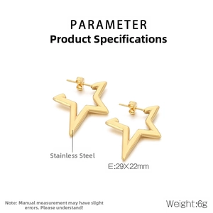 Dettaglio di orecchini a stella dorati in acciaio inossidabile da 29x22mm e peso di 6g