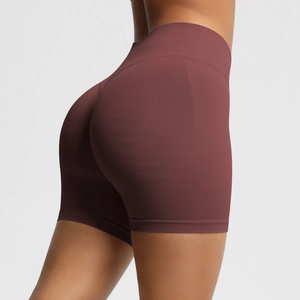 Détail du short de yoga sans couture taille haute rouge foncé avec effet galbant