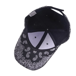 Gorra de béisbol negra con visera de estampado paisley y correa ajustable de mezcla algodón
