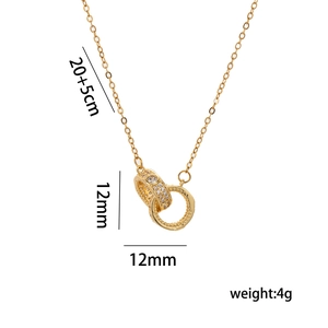 Doppelring-Halskette in Gold mit funkelnden Kristallen und gehämmertem Metalldesign