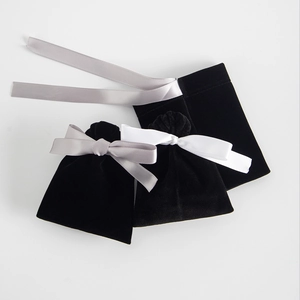 Schwarze Samt Schmuckbeutel mit elegantem Satinband Kordelzug für Accessoires und Geschenke.