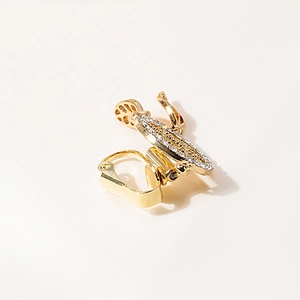 Dettaglio del convertitore per orecchini a clip a forma di pianeta dorato con strass