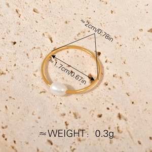 Anello d'oro minimalista con perla d'acqua dolce che mostra dimensioni e peso