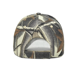 Détail de la casquette de baseball camouflage avec fermeture velcro réglable et texture du tissu