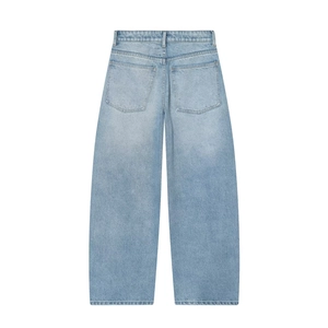 Vista posteriore di jeans a botte azzurri larghi con tasche e cuciture in denim