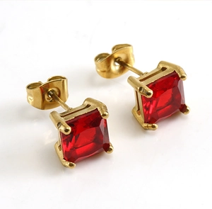 Vue détaillée de boucles d'oreilles carrées en zircon rouge avec placage en or 18K