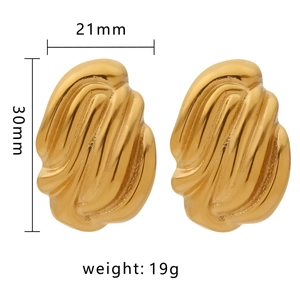 Detailed size view of gold irregular wavy earrings showing 30mm height and 21mm width