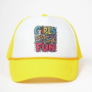 Casquette trucker classique jaune et blanc avec slogan Girls Just Want Have Fun