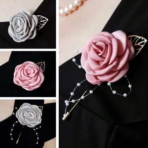 Boutonnière rose élégante en soie avec feuilles dorées pour mariages et fêtes